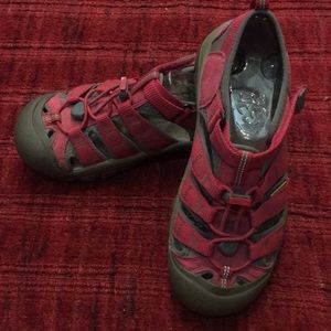 Keen outdoor shoes, size 37 or youth size 4